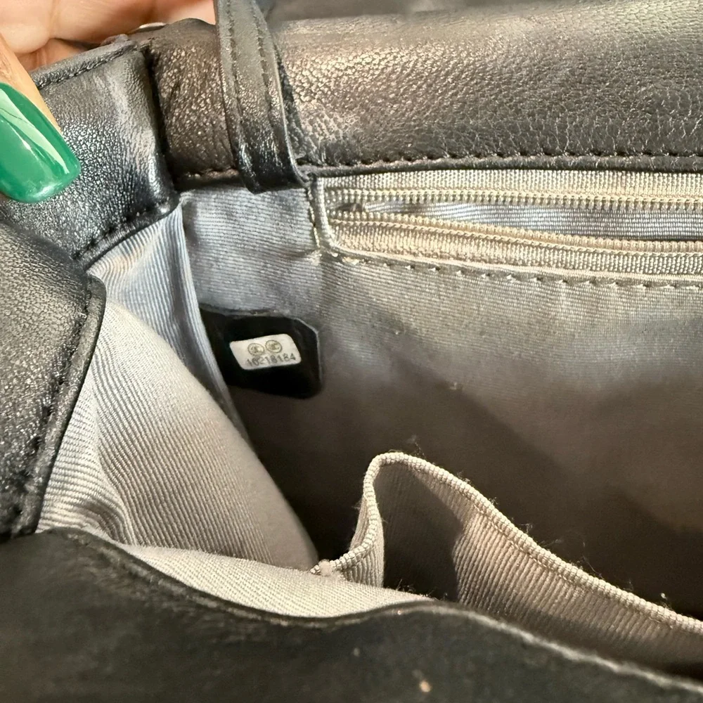 Chanel Black Crossbody Bag with Iconic Quilting - Picture 2 of 14